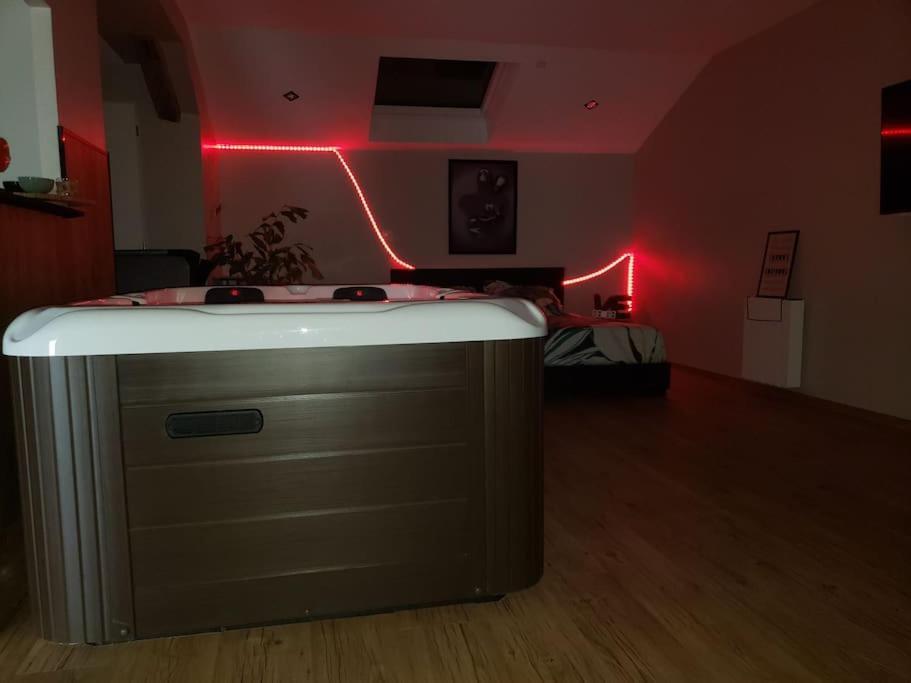 Bulles Etoilees Appartement Avec Jacuzzi Prive Montrevel-en-Bresse 外观 照片